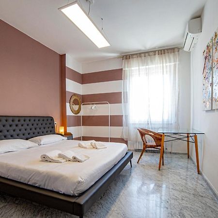 Elegante Camera Con Finiture Di Lusso Appena Ristrutturata Marina Di Carrara Exterior foto