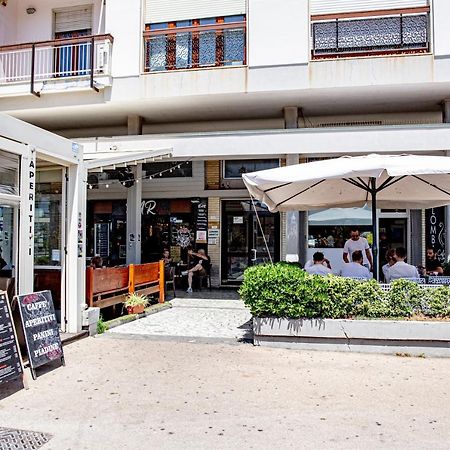 Elegante Camera Con Finiture Di Lusso Appena Ristrutturata Marina Di Carrara Exterior foto
