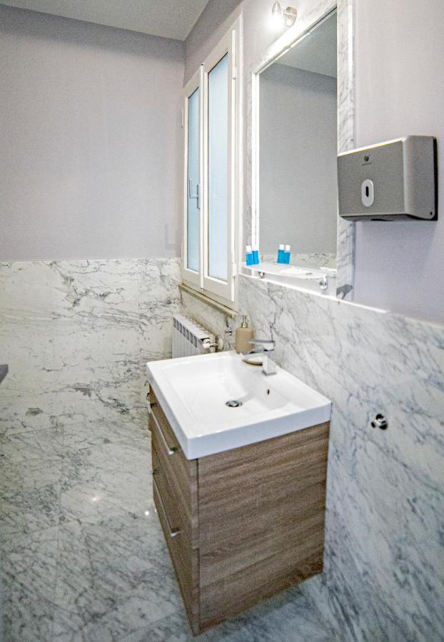 Elegante Camera Con Finiture Di Lusso Appena Ristrutturata Marina Di Carrara Exterior foto