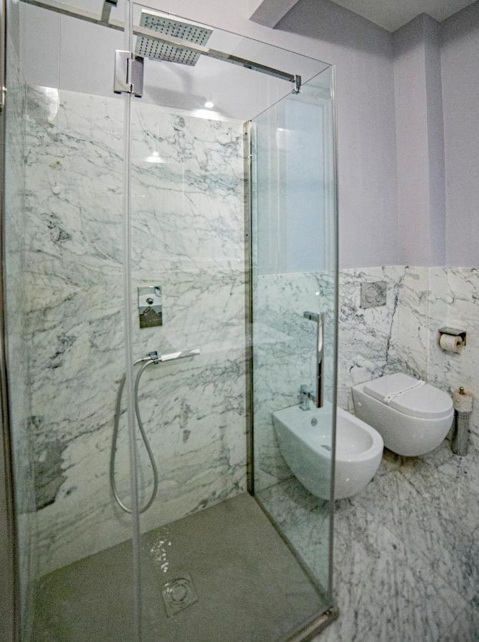 Elegante Camera Con Finiture Di Lusso Appena Ristrutturata Marina Di Carrara Exterior foto