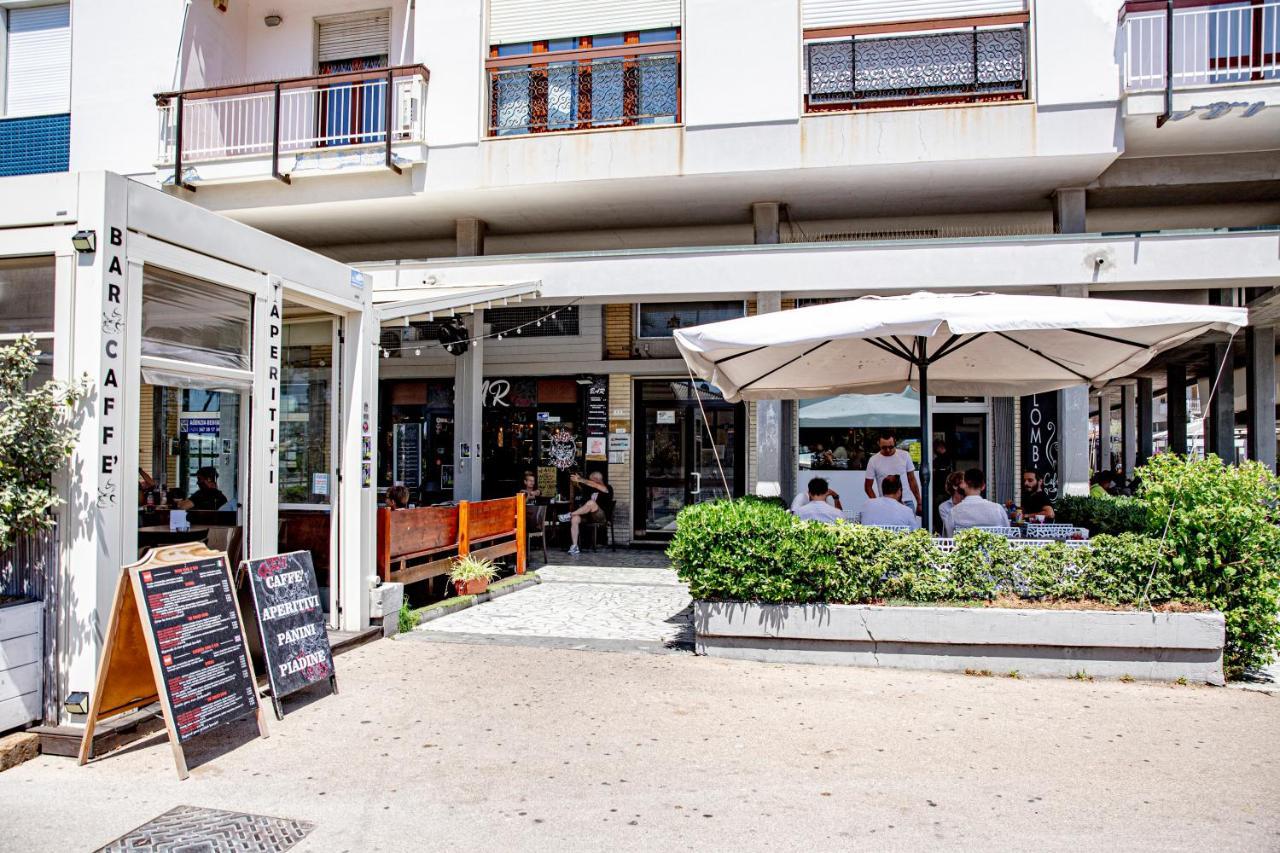 Elegante Camera Con Finiture Di Lusso Appena Ristrutturata Marina Di Carrara Exterior foto